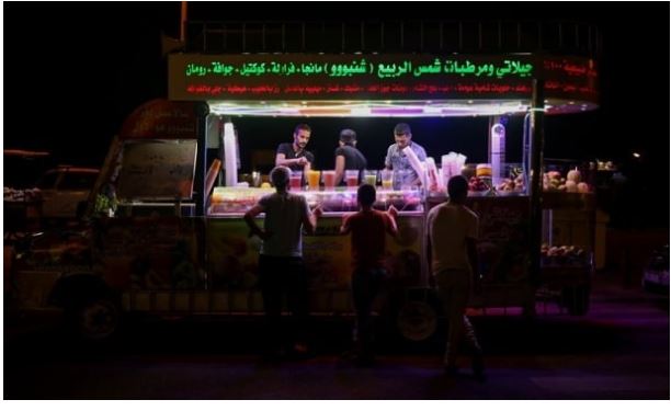 در مقایسه با قیمت‌های کافه‌ها و رستوران‌ها، قیمت‌های فروشنده برای اکثر مردم مقرون به صرفه است (MEE/Mohamed al-Hajjar)